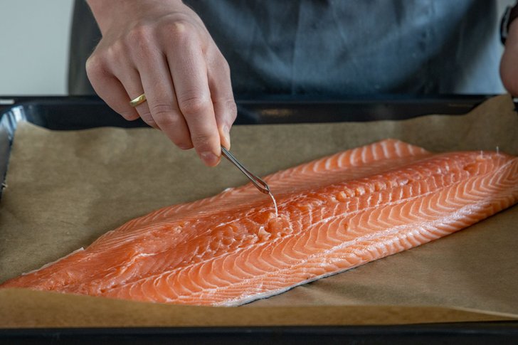 Lachs auf Gräten kontrollieren