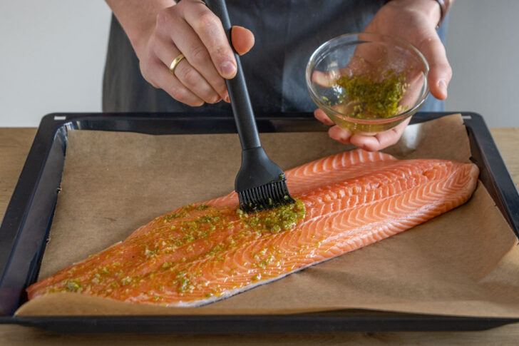 Lachs mit Marinade bestreichen