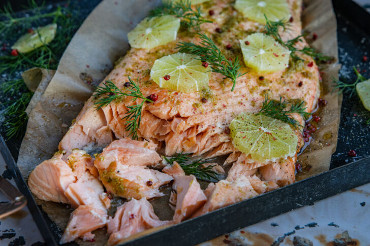 Lachs mit Haut im Ofen gegart