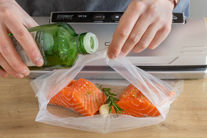 Fisch in den Vakuumierbeutel geben