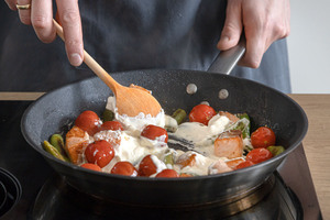 Creme Fraiche in die Pfanne geben