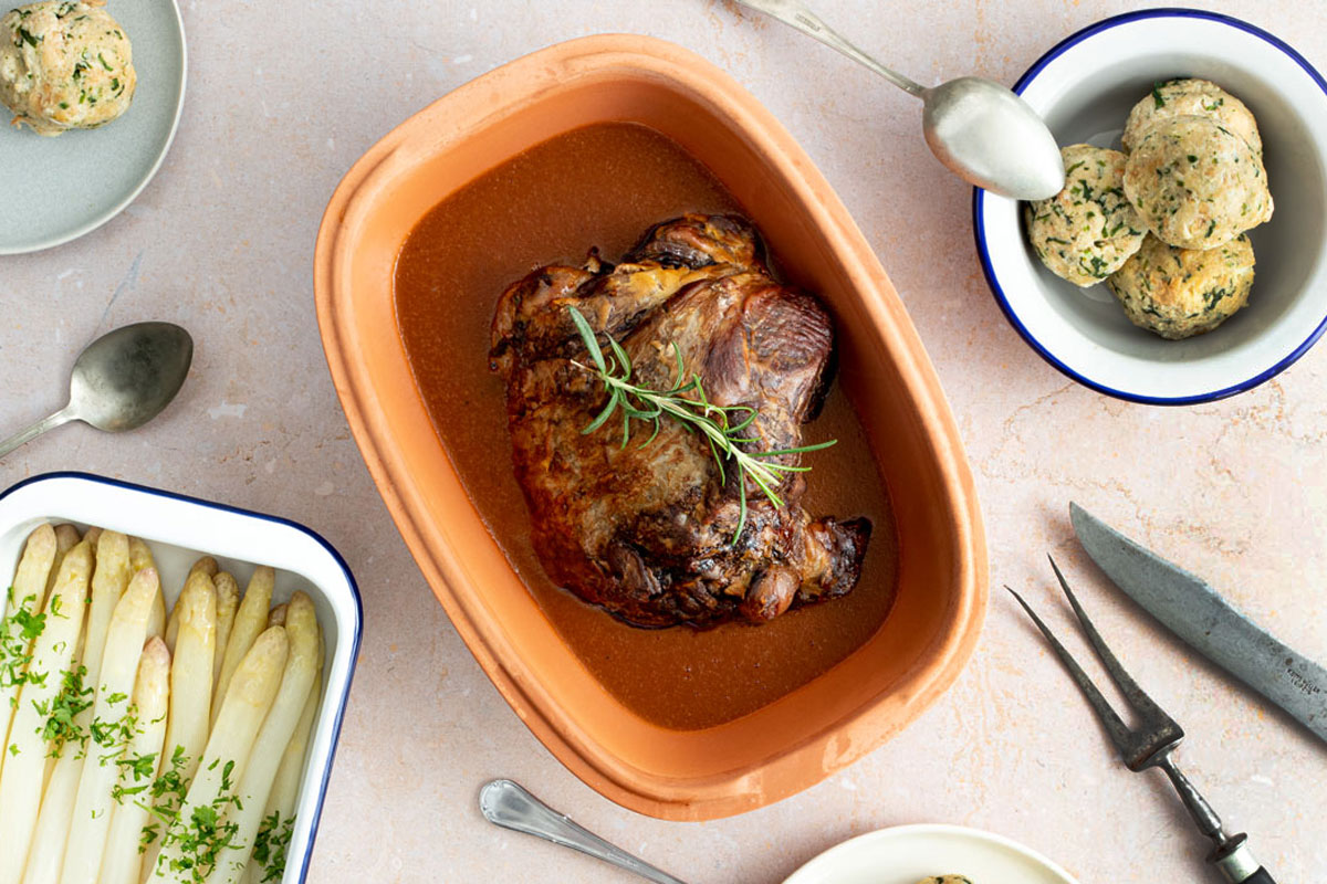 Lammkeule mit Niedrigtemperatur im Römertopf garen | Rezept - eat.de