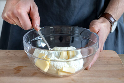 Frischkäse und Butter mischen