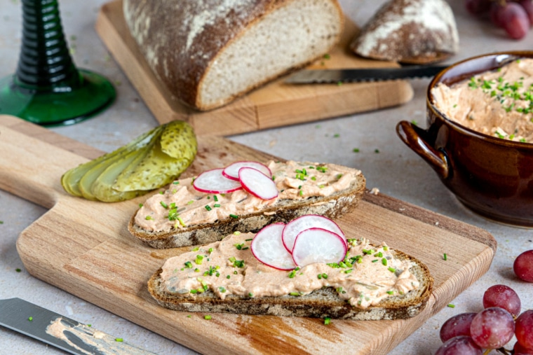 Liptauer: pikanter Brotaufstrich mit Quark | Rezept - eat.de