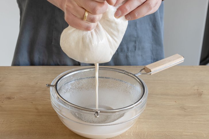 Mandelmilch ausdrücken