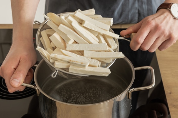 Maniok-Pommes im Backofen zubereiten | Rezept - eat.de