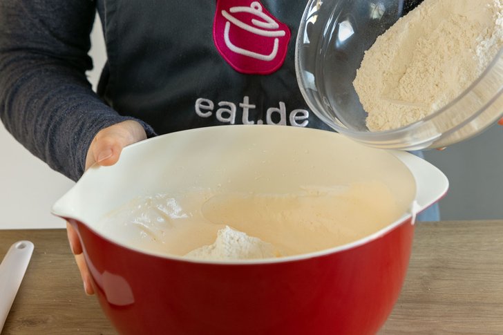 trockene Zutaten hinzugeben