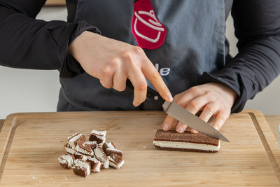 Milchschnitten in Würfel schneiden