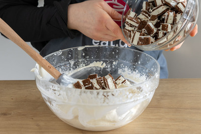Würfel in Creme geben