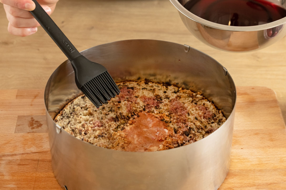 Eierlikörtorte mit Nussboden und Kirschen | Rezept - eat.de