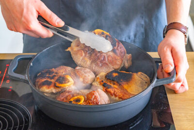 Fleisch mit Zange wenden