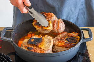 Fleisch in Bräter geben