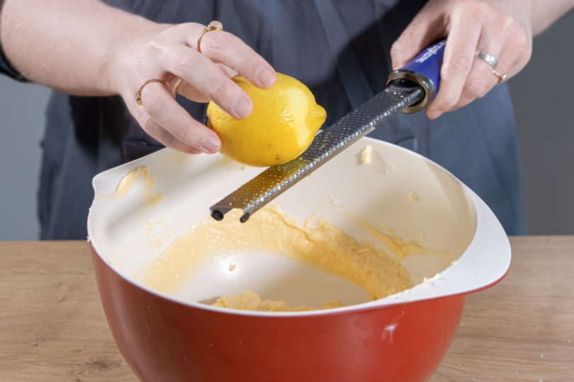 Schale von der Zitrone abreiben