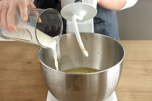 Milch in die Schüssel geben