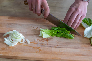 Pak Choi klein schneiden