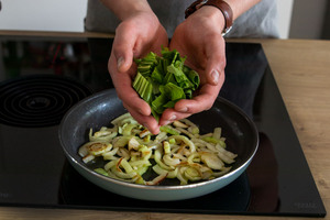 Pak Choi in Pfanne braten