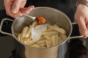 Pommes mit Paprika würzen