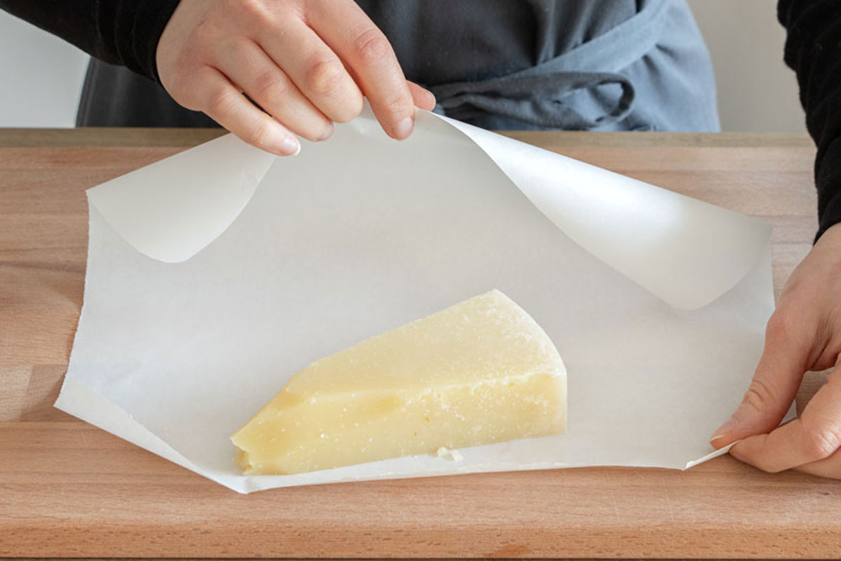 Parmesan in Butterbrotpapier