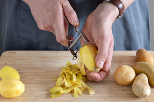 Kartoffeln schälen