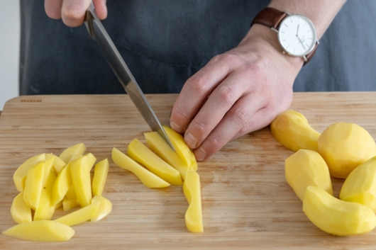 Kartoffeln in Stifte schneiden