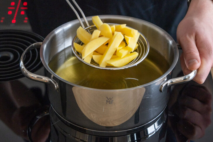 Pommes in das Fett geben