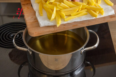Pommes in Topf geben