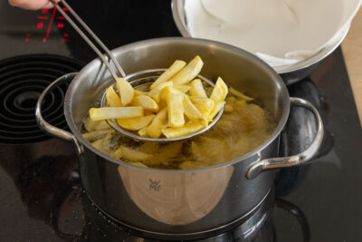 Pommes erneut ins Öl geben