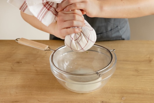 Quark kräftig ausdrücken