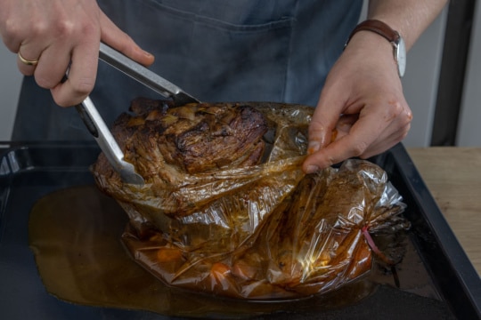 Rinderbraten aus Bratschlauch holen