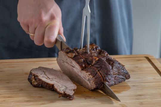 Rinderbraten aufschneiden