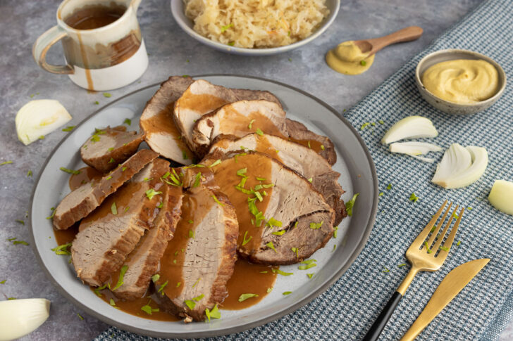 Saftiger Schweinebraten im Bräter