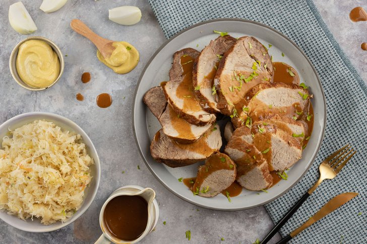 Saftiger Schweinebraten im Bräter