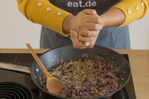 Gewürze leicht andrücken