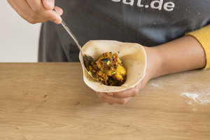 Vegane Samosas füllen