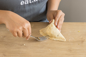 Vegane Samosas verschließen