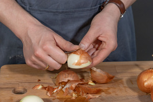 Zwiebeln schälen