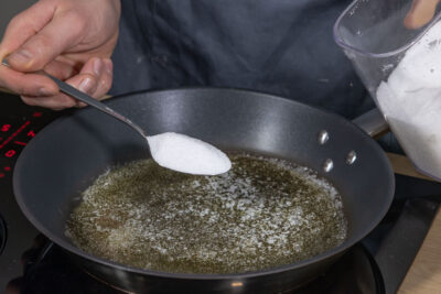 Zucker zur Butter geben
