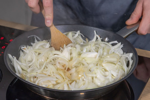 Zwiebeln mit Butter und Zucker anschwitzen