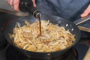 Balsamico zu Zwiebeln geben