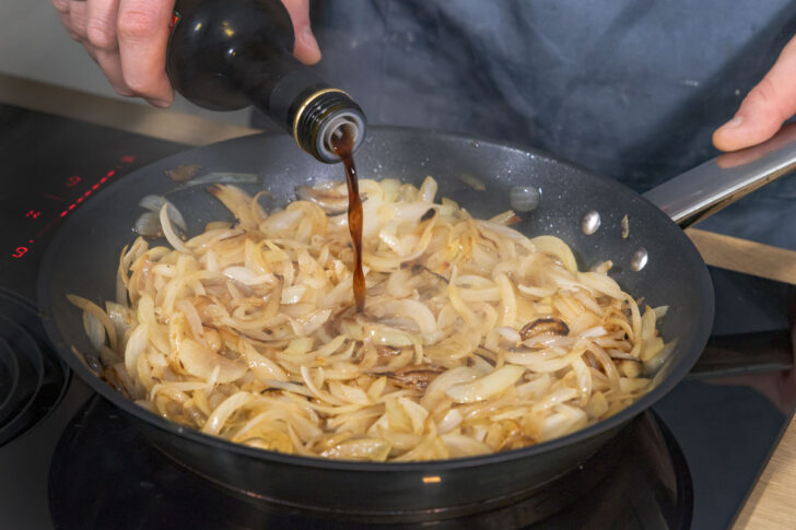 Balsamico zu Zwiebeln geben