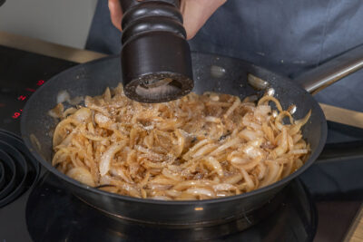 Zwiebeln mit Salz würzen