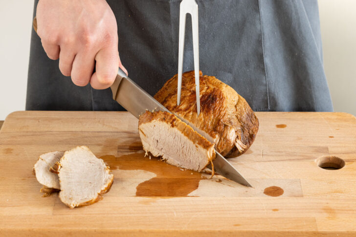 Schweinebraten schneiden