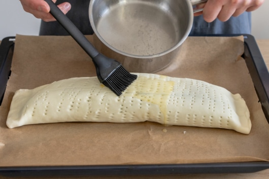 Blätterteig mit Butter bestreichen