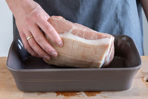 Schweinebraten in Auflaufform legen