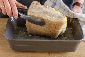 Schweinebraten herausnehmen