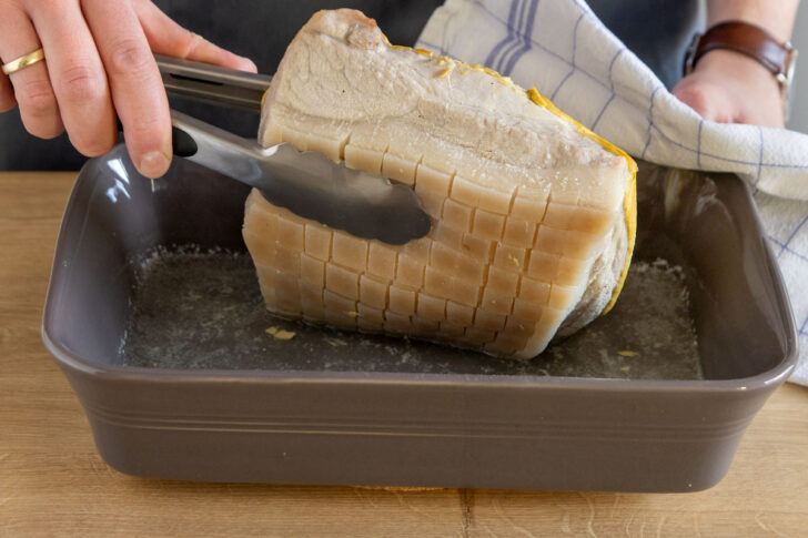 Schweinebraten herausnehmen