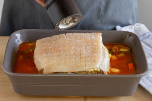 Braten und Gemüse pfeffern