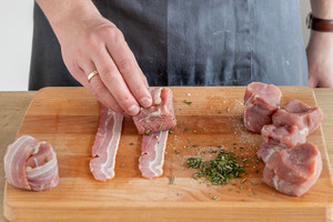Schweinefilet in Bacon wickeln