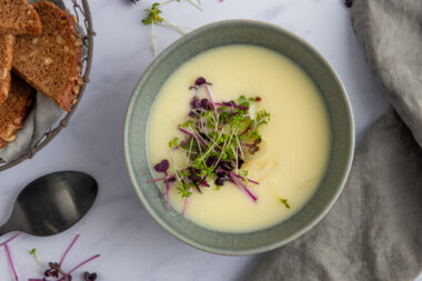 Spargelcremesuppe aus Spargelschalen