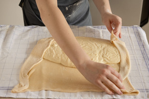 Ränder des Quarkstrudels einfalten